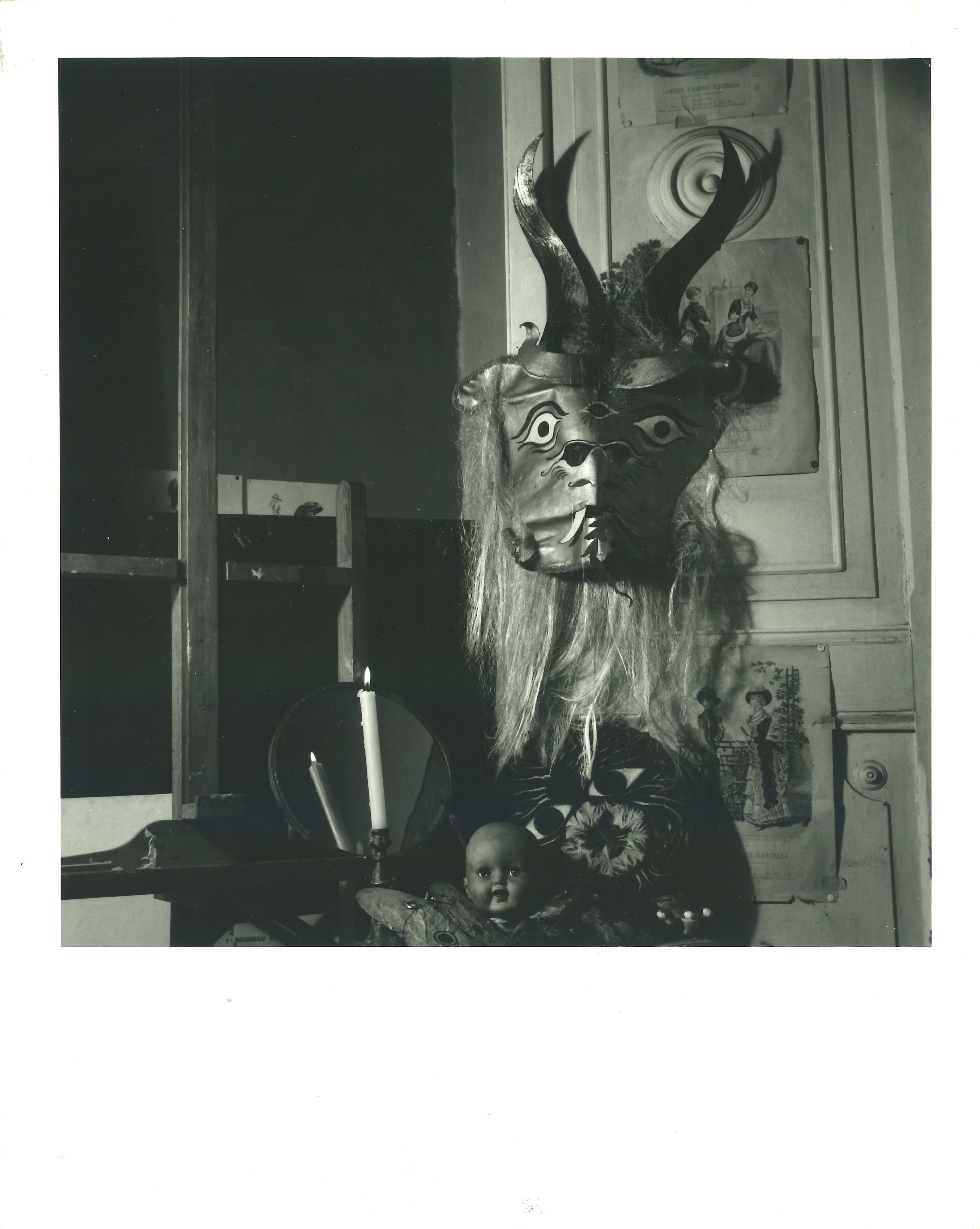 Kati Horna, Mascara de la serie Mujer y Mascara, 1962, stampa alla gelatina ai sali d’argento su carta, 8,2 x 7,8 cm immagine 25,2 x 20,2 carta. © 2005 Ana María Norah Horna y Fernández